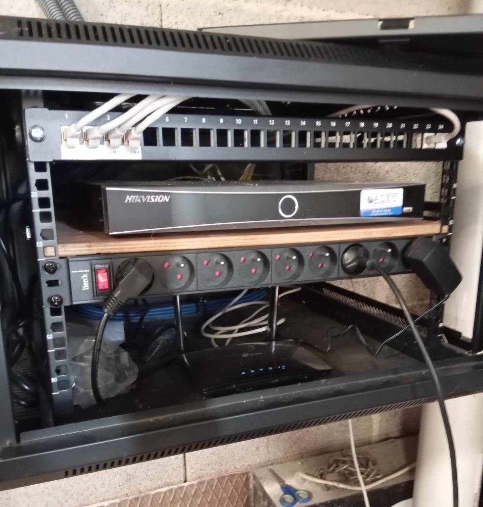 installation ENREGISTEUR système vidéosurveillance HIKVISION - FONTENAY LE COMTE