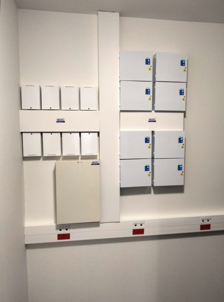 Centrale alarme intrusion ARITECH avec gestion contrôle d'accès 8 portes et ses 8 alimentations