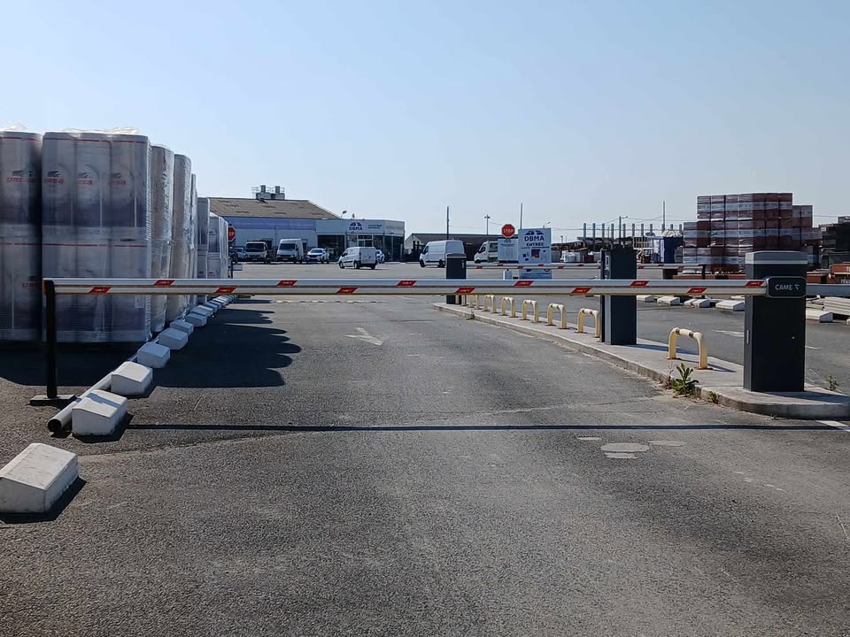 Installation barrière levante CAME GT8 avec contrôle d'accès type lecteur de codes barres en sortie