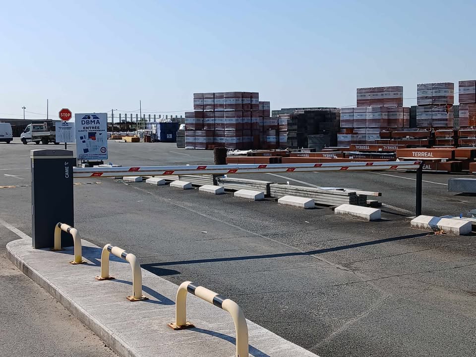 Installation barrière levante CAME GT8 avec contrôle d'accès type lecteur de codes barres en sortie