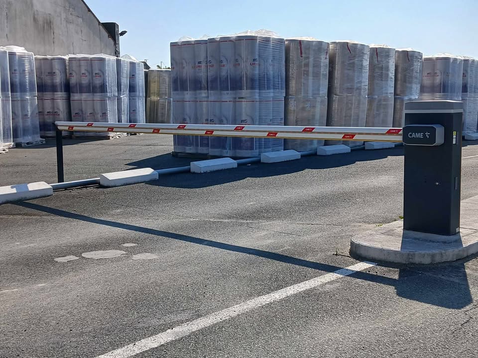 Installation barrière levante CAME GT8 avec contrôle d'accès type lecteur de codes barres en sortie