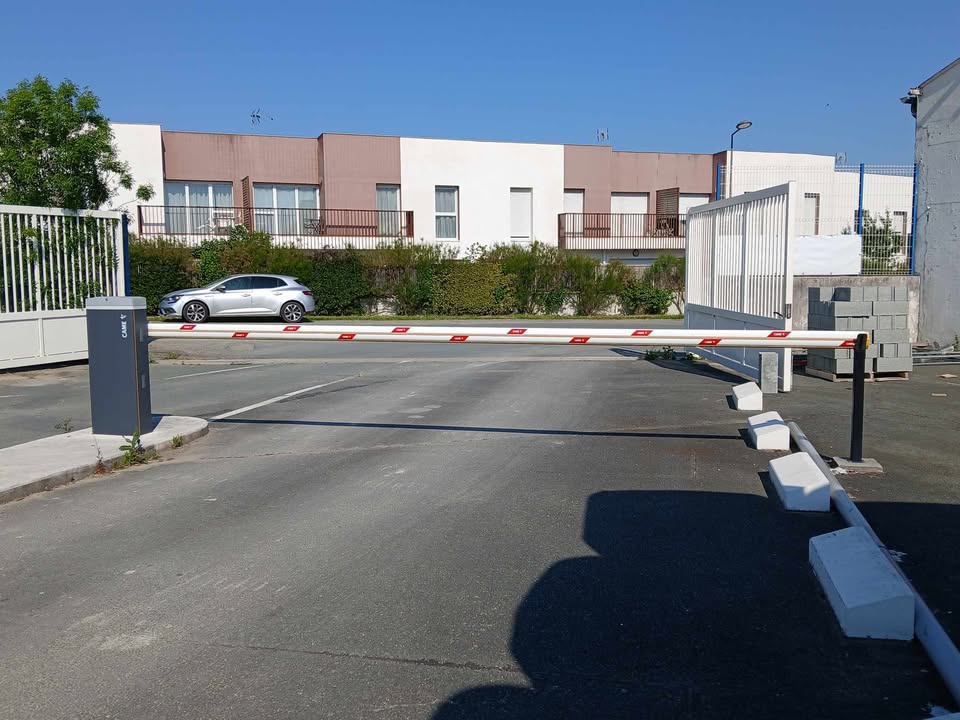 Installation barrière levante CAME GT8 avec contrôle d'accès type lecteur de codes barres en sortie