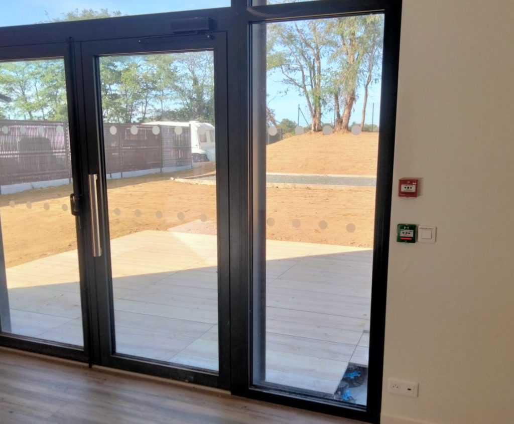 Installation déclencheur manuel vert (DM) pour ouverture de la porte en cas de coupure de courant