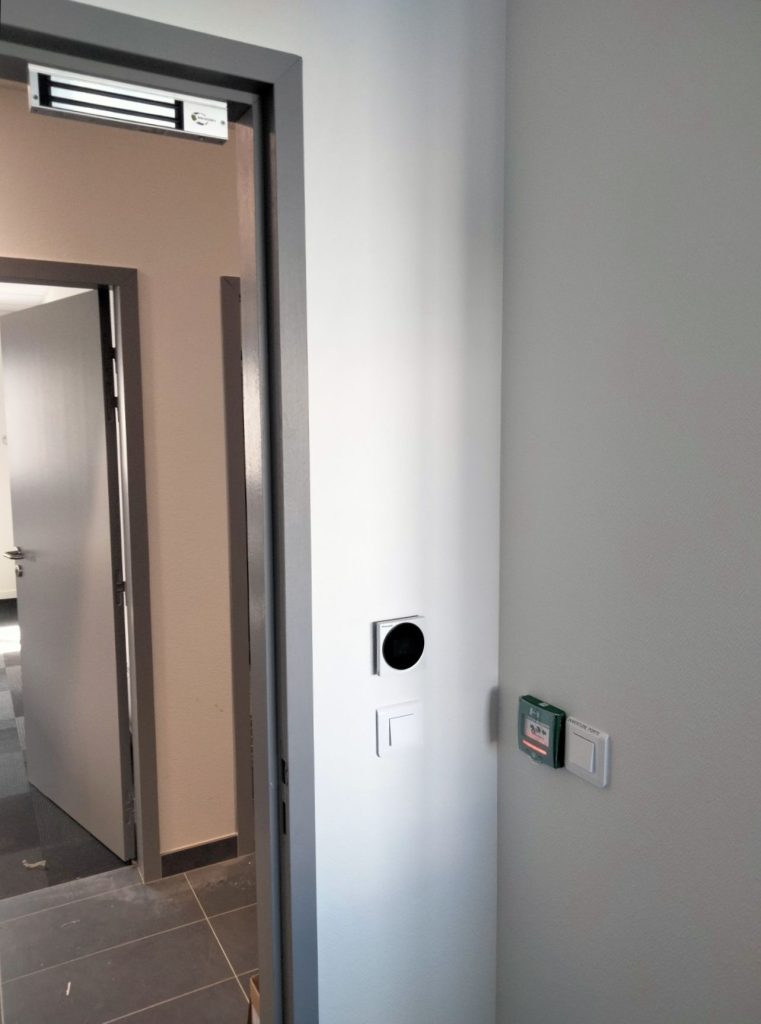 Installation d'un contrôle d'accés ARITECH avec ventouse SEWOSY
